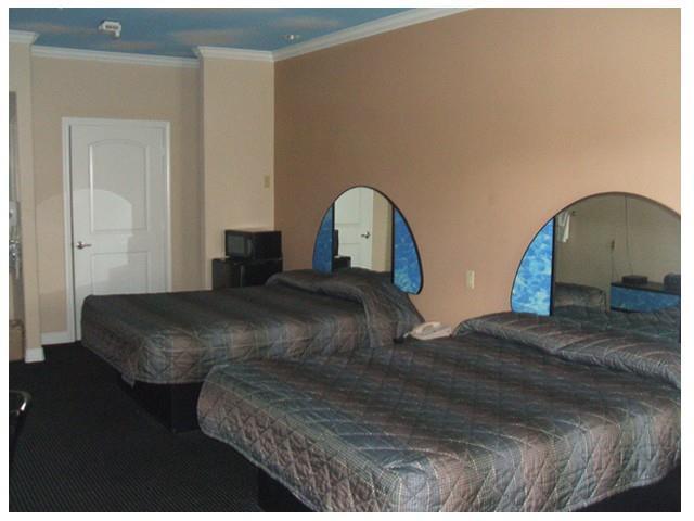 Scottish Inn And Suites Houston-Jones Road Louetta Room photo